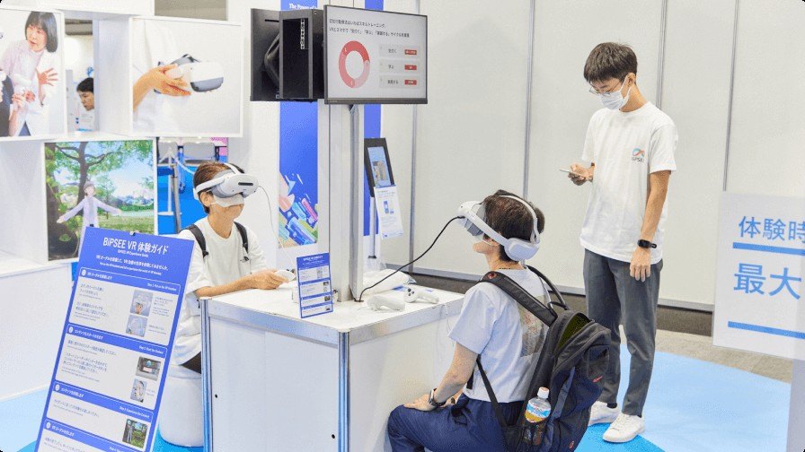 大阪・関西万博の特許庁の企画展示のブースで、VRを体験する来場者